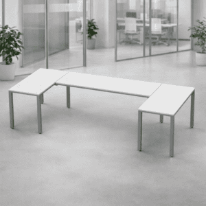 Mesa de oficina blanca, ideal para oficinas y salas de reuniones.