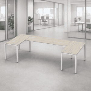 Mesa de oficina moderna y funcional en espacio de trabajo abierto con paredes de vidrio.