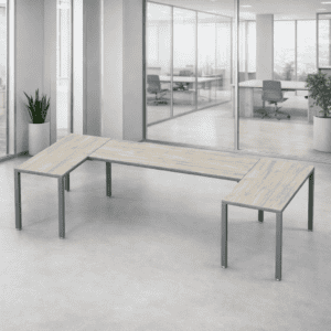 Mesa de oficina moderna y funcional en espacio corporativo.