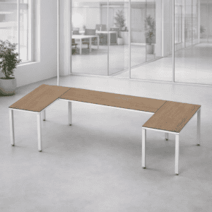 Mesa de oficina moderna y funcional en espacio de trabajo abierto.