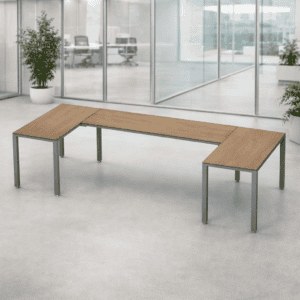 Mesa de oficina moderna y funcional en espacio de trabajo abierto.