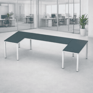 Mesa de oficina moderna y funcional en espacio de trabajo abierto.