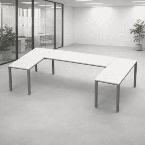 Mesa de oficina moderna y minimalista en espacio de trabajo abierto.