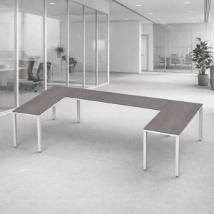 Mesa de oficina moderna y funcional en espacio de trabajo abierto.