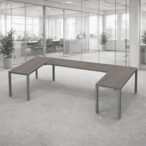 Mesa de oficina moderna y funcional en espacio corporativo.