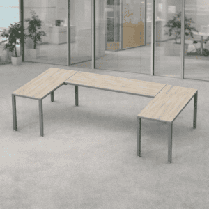 Mesa de oficina moderna y funcional en espacio de trabajo abierto.