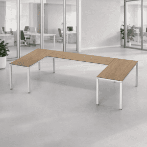 Mesa de oficina moderna con diseño en forma de U en espacio de trabajo abierto.