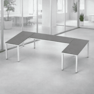 Mesa de oficina en espacio de trabajo abierto con diseño funcional y elegante.