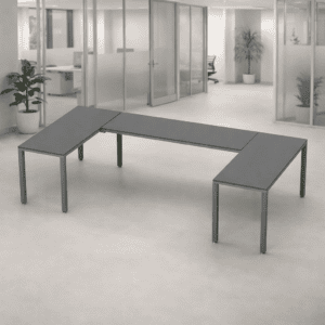 Mesa de oficina moderna y funcional en espacio corporativo.