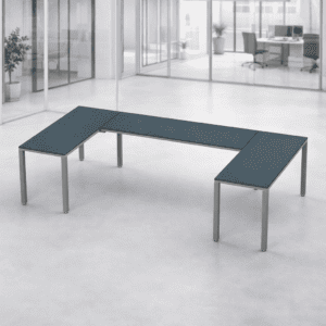 Mesa de oficina moderna y funcional en espacio de oficina abierto.