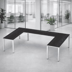 Mesa de oficina moderna en espacio de trabajo abierto, diseño funcional y elegante.