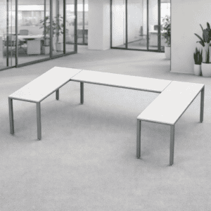 Mesa de oficina moderna y funcional en espacio de trabajo abierto.