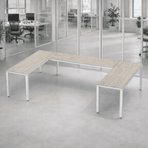 Mesa de oficina en oficina moderna y funcional para espacios de trabajo colaborativos.