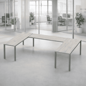 Mesa de oficina moderna y funcional en espacio corporativo.