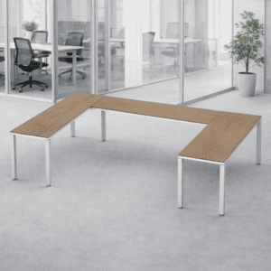 Mesa de oficina moderna y funcional para espacios de trabajo colaborativos.