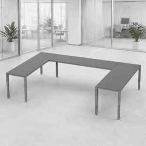Mesa de oficina moderna en espacio de trabajo abierto.