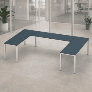 Mesa de oficina moderna y funcional en espacio de trabajo abierto.