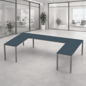 Mesas de oficina en forma de U ideales para reuniones y trabajo en equipo.