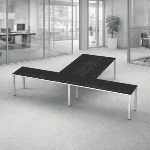 Silla de oficina moderna y ergonómica en espacio de trabajo abierto con paredes de vidrio y plantas.