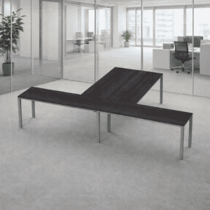 Mesa de oficina moderna y funcional en espacio corporativo.