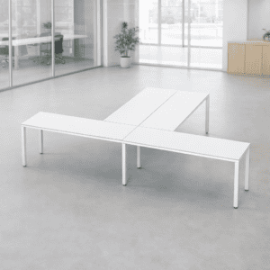 Mesa de oficina blanca, ideal para oficinas y salas de reuniones.