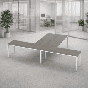 Mesa de oficina con diseño ergonómico y superficie de madera clara.