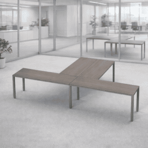 Mesas de oficina modulares en espacio de trabajo moderno.