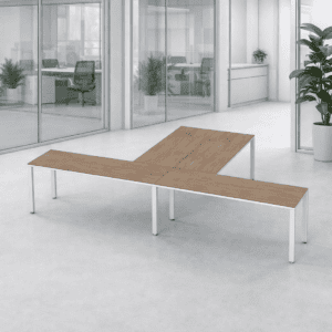 Mesa de oficina moderna y funcional en espacio corporativo.