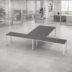 Mesa de oficina moderna y funcional en espacio de trabajo abierto.