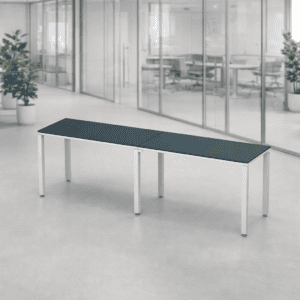 Mesa de oficina moderna y funcional en espacio corporativo.