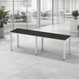 Mesa de oficina moderna y minimalista en espacio de trabajo abierto.