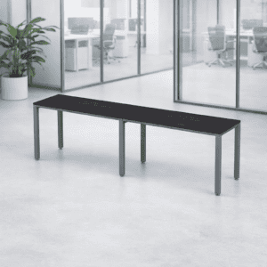 Mesa de oficina moderna y minimalista en espacio de trabajo abierto.