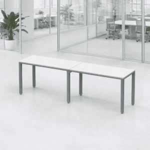Mesa de oficina moderna y minimalista en espacio de trabajo abierto.