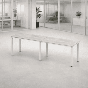 Mesa de oficina moderna y minimalista en espacio de trabajo abierto.