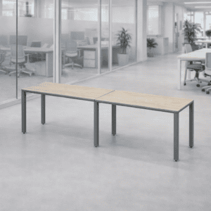 Mesa de oficina moderna y funcional en espacio de trabajo abierto.
