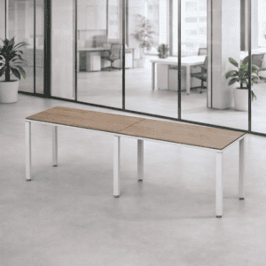 Mesa de oficina moderna y funcional en espacio de trabajo abierto.
