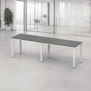Mesa de oficina moderna y minimalista en espacio de trabajo abierto.