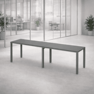 Mesa de oficina moderna y funcional en espacio corporativo.