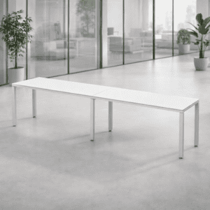 Mesa de oficina moderna y minimalista en espacio de trabajo luminoso y abierto.