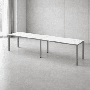 Mesa larga de oficina moderna y minimalista en un espacio luminoso y despejado.