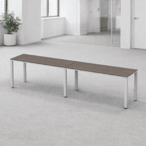 Mesa de oficina moderna con superficie de madera y estructura metálica en oficina.
