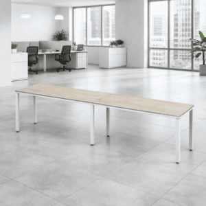 Mesa de oficina moderna y minimalista en espacio abierto de oficina.