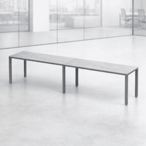 Mesa de oficina moderna y minimalista en espacio de trabajo abierto.