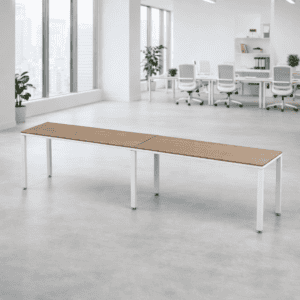 Mesa de oficina moderna y minimalista en espacio de trabajo luminoso y abierto.
