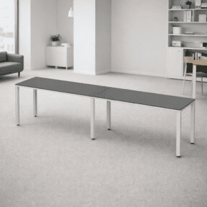 Mesa de oficina moderna y funcional en espacio minimalista.