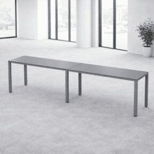 Mesa de oficina moderna y minimalista en espacio luminoso y abierto.