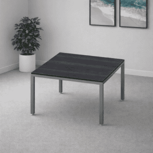 Mesa de oficina moderna con superficie de madera oscura y estructura metálica para espacios laborale.