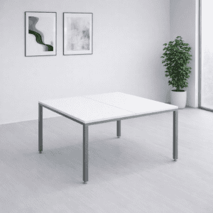 Mesa de oficina blanca con estructura metálica en ambiente luminoso y ordenado.