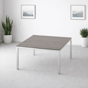 Mesa de oficina moderna y minimalista en espacio de trabajo.