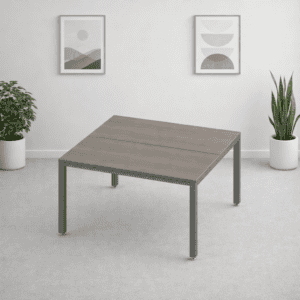 Mesa de oficina moderna y funcional en espacio minimalista.